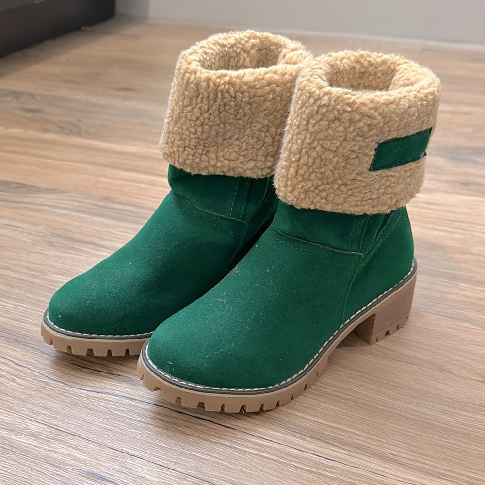 Green winter boots. They’re new and very warm !